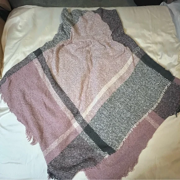 150: NWT OSFM Elegant Pink and Grey Plaid Cape - Picture 6 of 9